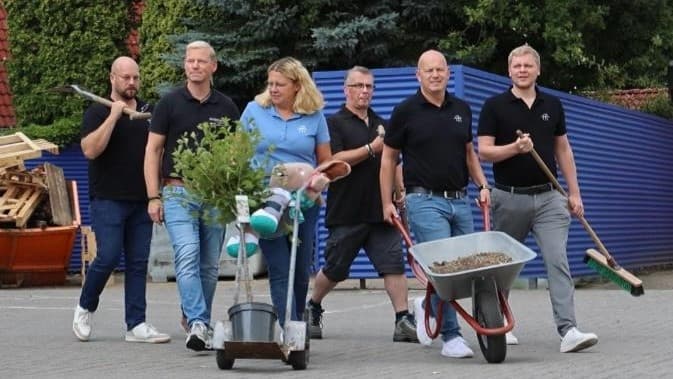 Das Team von Weber & Reil bei der Teilnahme an der Baumpflanz-Challenge: Mit der Aktion wollen die Mitarbeitenden ein Zeichen für Nachhaltigkeit und gemeinschaftliches Engagement setzen.