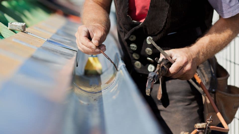 Dachdeckerbetrieb unterbreitet Angebot für Reparatur: Weil der Kunde das erst nach einem Tag Bedenkzeit annimmt, hat er laut BGH kein Widerrufsrecht.