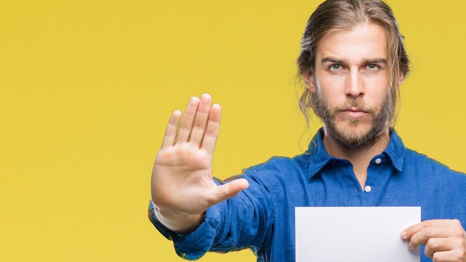 Young handsome man with long hair over isolated background holding blank paper with open hand doing stop sign with serious and confident expression, defense gesture
Junger Mann steht vor einem gelben Hintergrund und hat ein Blatt papier in der Hand – mit